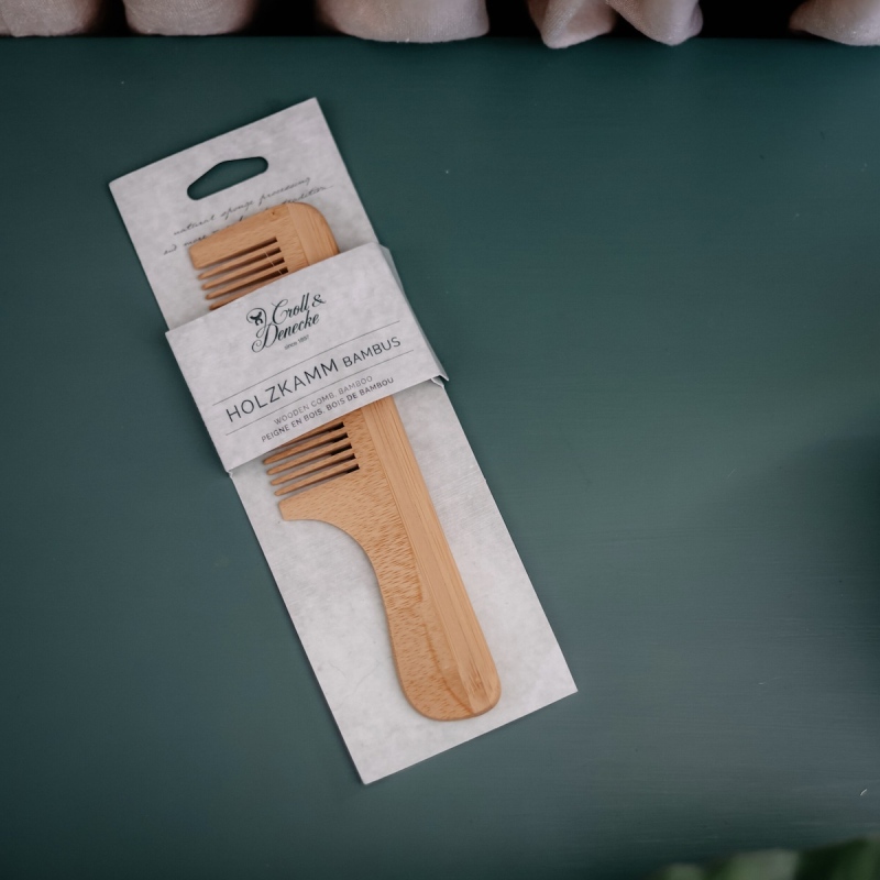 Peigne démêloir à manche et dents serrées de la marque Cap Bambou
